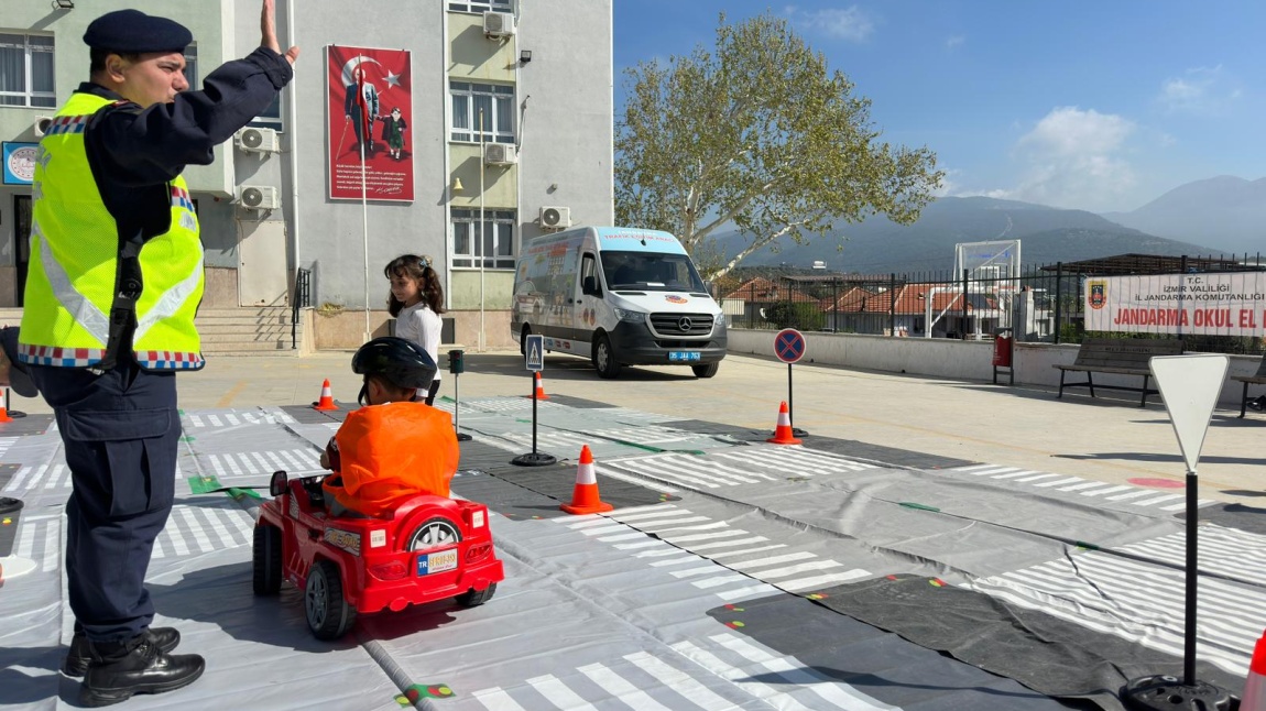 Jandarma Mobil Trafik Eğitim Aracı ile ilkokul öğrencilerine yönelik uygulamalı trafik eğitimi faaliyeti.