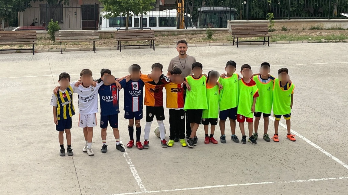 OKULUMUZ ÖĞRENCİLER ARASI FUTBOL TURNUVASINI 3/A SINIFI KAZANDI.